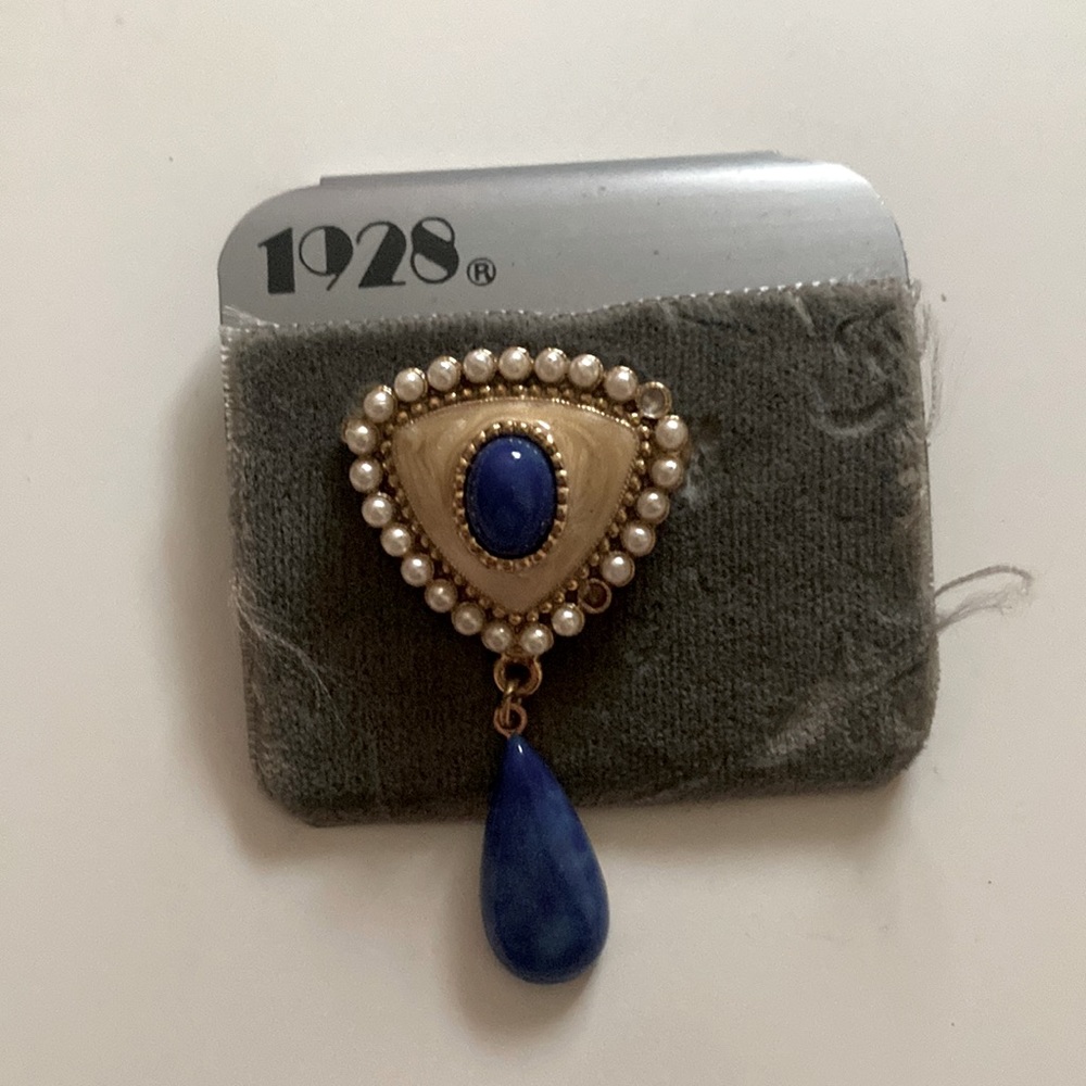 1928 Pin with Pearls and blue stone